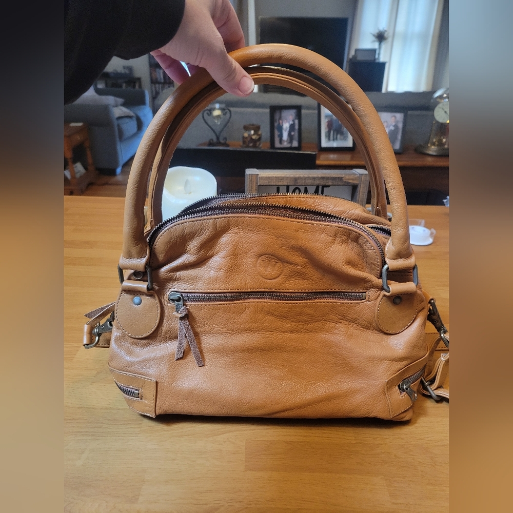 WANDERERS Travel Company Elegant Tan Leather Shoulder Bag